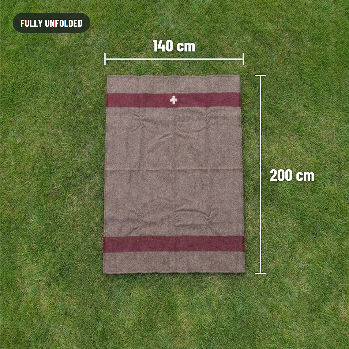 Blanket fully unfolded on grass, 140 cm by 200 cm, with a red stripe near each end